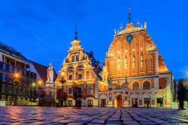 Riga, Letonya - 18 Ekim 2019: Letonya gezisi. Riga Eski Kasabası 'ndaki Blackheads Evi ile Belediye Meydanı. Güzel gece manzarası