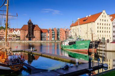 Gdansk, Polonya - 7 Ekim 2019: Polonya turu. Gdansk 'ın şehir manzarası. Denizcilik Müzesi 'nin binası.