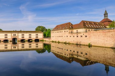 Fransa 'yı gezmek. Petite France Quarter 'ın güzel manzarası. Strasbourg, Alsace, Fransa 'da popüler bir cazibe 