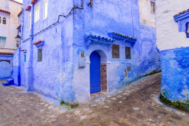 Fas 'ı gezmek. Fas 'ın Chefchaouen kasabasının güzel mavi medina' sı