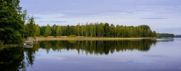 アウラントラ村の海岸に森がある絵のような湖 フィンランドの典型的な自然 — ストック写真
