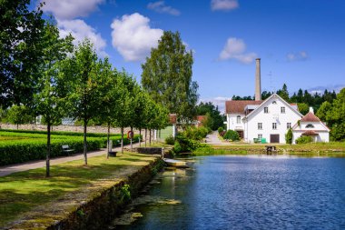 Palmse, Estonya - 30 Temmuz 2019: Estonya gezisi. Lahemaa Ulusal Parkı 'ndaki Palmse Malikanesi (Palmse mis) Müzesi. Güzel yaz manzarası. Göleti olan pitoresk bir park..