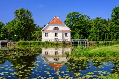 Vihula, Estonya - 29 Temmuz 2019: Estonya gezisi. Lahemaa Ulusal Parkı 'ndaki Vihula Malikânesi (Vihula mis) müzesi. Güzel yaz manzarası. Göleti olan pitoresk bir park..