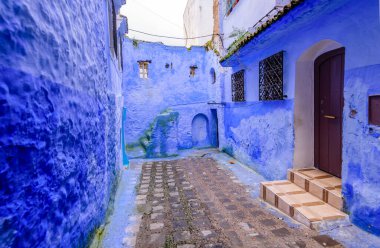 Fas 'ı gezmek. Fas 'ın Chefchaouen kasabasının güzel mavi medina' sı