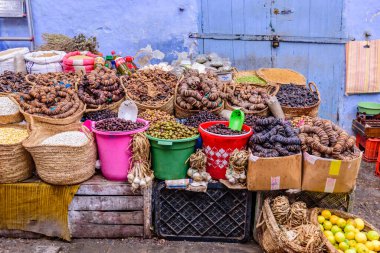 Şef, Fas - 13 Aralık 2018: Fas 'ta renkli Doğu pazarı, baharat torbaları