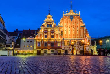 Riga, Letonya - 18 Ekim 2019: Letonya gezisi. Riga Eski Kasabası 'ndaki Blackheads Evi ile Belediye Meydanı. Güzel gece manzarası
