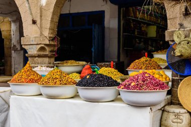 Essaouira, Fas - 11 Aralık 2018: Fas 'ta renkli Doğu pazarı, baharat ve fındık torbaları