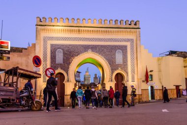 Fez, Fas - 14 Aralık 2018 Fas turu. Bab Bou Jeloud kapısı (Mavi Kapı) - FEZ 'in eski kentine açılan kapı, popüler bir turizm merkezi..