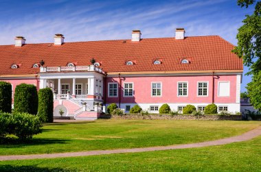 Sagadi, Estonya - 29 Temmuz 2019: Estonya gezisi. Lahemaa Ulusal Parkı 'ndaki Sagadi Malikanesi (Sagadi mis) Müzesi.