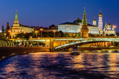 Moskova, Rusya - 10 Haziran 2019: Moskova turu. Moskova Kremlin ve Moskova nehri manzarası. Güzel gece manzarası.