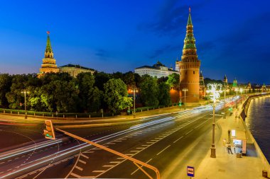 Moskova, Rusya - 10 Haziran 2019: Moskova turu. Moskova Kremlin ve Moskova nehri manzarası. Güzel gece manzarası.