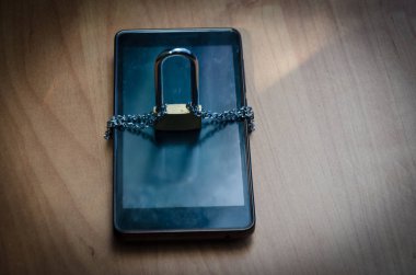 Telefon bağlantı teknoloji kavramı internernet güvenlik koruması bir zincir ile kilitlemek