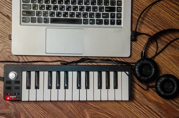 หูฟังแล็ปท็อป นักดนตรีสังเคราะห์เปียโน — ภาพถ่ายสต็อก