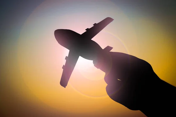 Χέρι Αεροπλάνο Χαρτί Στη Διαδρομή Των Επιχειρήσεων Φόντο Ήλιο Και — Φωτογραφία Αρχείου