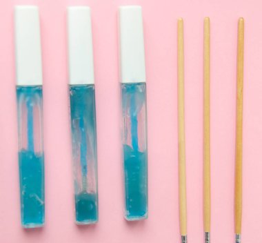 Sette pastel arka plan üstten görünüm oluşturur. Manikür moda modern parlak arka plan. Modaya uygun en az pop sanat stil ve pastel renkler