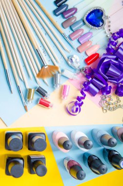 Sette pastel arka plan üstten görünüm oluşturur. Manikür moda modern parlak arka plan. Modaya uygun en az pop sanat stil ve pastel renkler