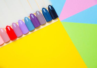 Pastel arka plan top çiviler ipuçları örnekleri. Manikür moda modern parlak arka plan. Modaya uygun en az pop sanat stil ve pastel renkler