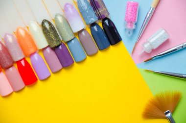 Pastel arka plan top çiviler ipuçları örnekleri. Manikür moda modern parlak arka plan. Modaya uygun en az pop sanat stil ve pastel renkler