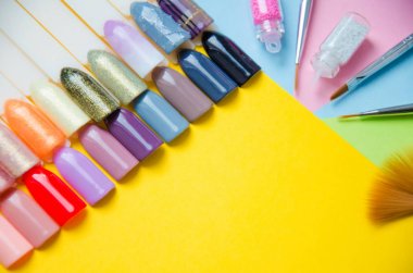 Pastel arka plan top çiviler ipuçları örnekleri. Manikür moda modern parlak arka plan. Modaya uygun en az pop sanat stil ve pastel renkler