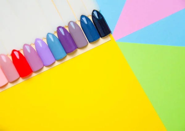 Pastel arka plan top çiviler ipuçları örnekleri. Manikür moda modern parlak arka plan. Modaya uygun en az pop sanat stil ve pastel renkler