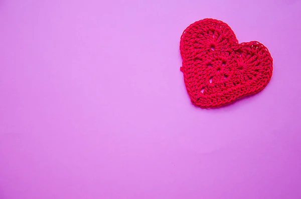 Трикотажное Сердце Красного Цвета Розовом Фиолетовом Фоне — стоковое фото