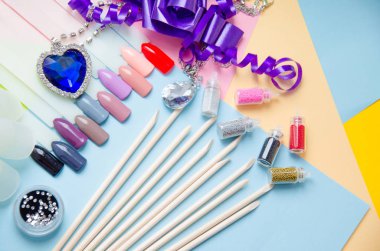 Pastel arka plan top çiviler ipuçları örnekleri. Manikür moda modern parlak arka plan. Modaya uygun en az pop sanat stil ve pastel renkler