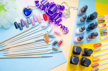 Pastel arka plan top çiviler ipuçları örnekleri. Manikür moda modern parlak arka plan. Modaya uygun en az pop sanat stil ve pastel renkler