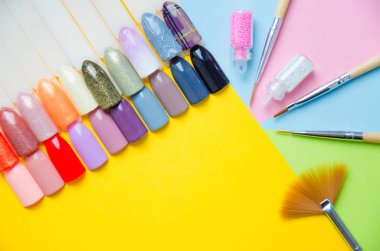 Pastel arka plan top çiviler ipuçları örnekleri. Manikür moda modern parlak arka plan. Modaya uygun en az pop sanat stil ve pastel renkler