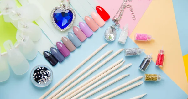 Pastel arka plan top çiviler ipuçları örnekleri. Manikür moda modern parlak arka plan. Modaya uygun en az pop sanat stil ve pastel renkler