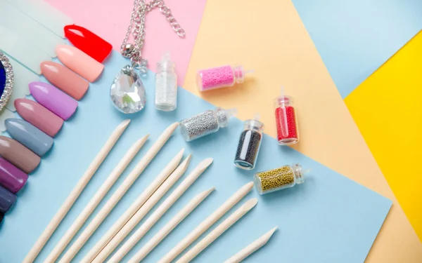 Pastel arka plan top çiviler ipuçları örnekleri. Manikür moda modern parlak arka plan. Modaya uygun en az pop sanat stil ve pastel renkler