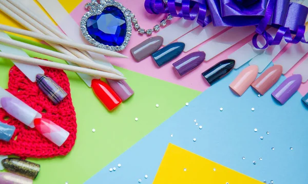 Pastel arka plan top çiviler ipuçları örnekleri. Manikür moda modern parlak arka plan. Modaya uygun en az pop sanat stil ve pastel renkler