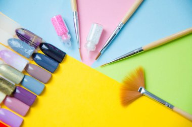 Pastel arka plan top çiviler ipuçları örnekleri. Manikür moda modern parlak arka plan. Modaya uygun en az pop sanat stil ve pastel renkler