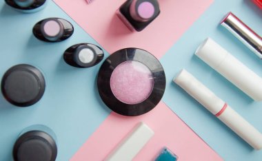 Sette pastel arka plan üstten görünüm oluşturur. Manikür moda modern parlak arka plan. Modaya uygun en az pop sanat stil ve pastel renkler