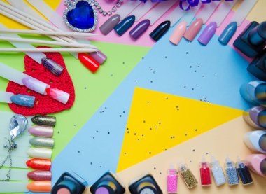 Pastel arka plan top çiviler ipuçları örnekleri. Manikür moda modern parlak arka plan. Modaya uygun en az pop sanat stil ve pastel renkler