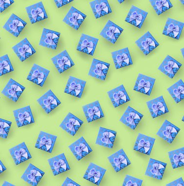 mavi hediye kutuları yeşil arka plan üzerinde yay ile Seamless modeli 