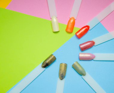 Pastel arka plan top çiviler ipuçları örnekleri. Manikür moda modern parlak arka plan. Modaya uygun en az pop sanat stil ve pastel renkler