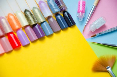 Pastel arka plan top çiviler ipuçları örnekleri. Manikür moda modern parlak arka plan. Modaya uygun en az pop sanat stil ve pastel renkler