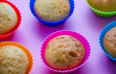 pişmiş kek parlak arka plan üzerinde kopyalama