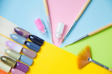 Pastel arka plan top çiviler ipuçları örnekleri. Manikür moda modern parlak arka plan. Modaya uygun en az pop sanat stil ve pastel renkler