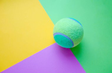 Tenis topu pastel Kağıt arka plan, kavşak hatları üzerinde yakın çekim