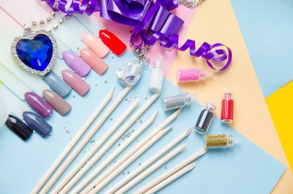 Pastel arka plan top çiviler ipuçları örnekleri. Manikür moda modern parlak arka plan. Modaya uygun en az pop sanat stil ve pastel renkler