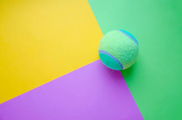 Μπάλα Του Τένις Στο Σημείο Τομής Των Γραμμών Του Παστέλ — Φωτογραφία Αρχείου
