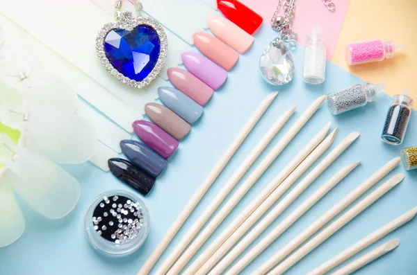 Pastel arka plan top çiviler ipuçları örnekleri. Manikür moda modern parlak arka plan. Modaya uygun en az pop sanat stil ve pastel renkler