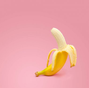 Pembe bir arka plan üzerinde bir sarı muz