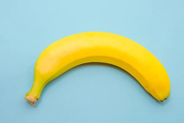 Uma Banana Amarela Fundo Azul — Fotografia de Stock