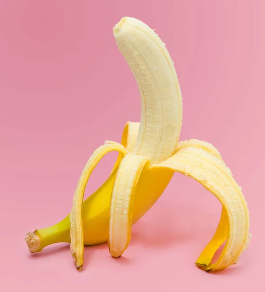 Banane Fraîche Pelée Sur Fond Rose — Photo