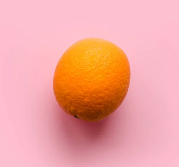 Turuncu meyve pastel arka plan üzerinde izole