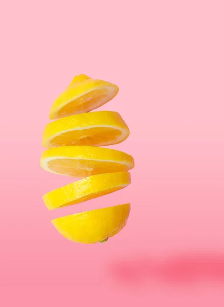 Uçan limon. Degrade pembe izole limon dilimlenmiş. Düşüncesizlik meyve