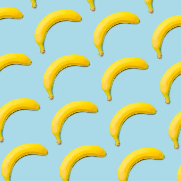青色の背景に黄色のバナナ — ストック写真