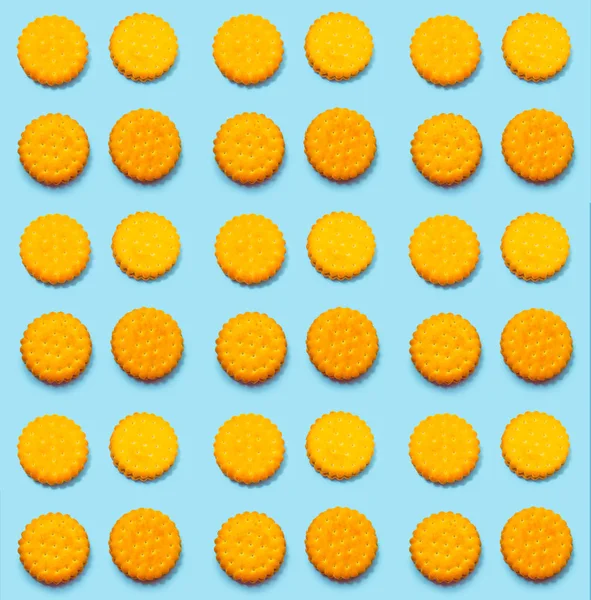 Reihen Hausgemachter Leckerer Cracker Auf Blauem Hintergrund — Stockfoto